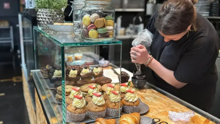 Kvinne som jobber i en cafè